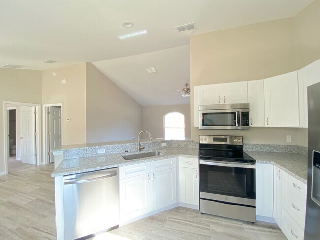 Building Photo - Custom Home - Desirable SW Ocala Neighborhood 3/2/2 **WON'T LAST**