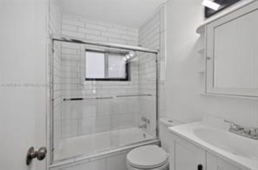 Building Photo - 540 NE 61st St