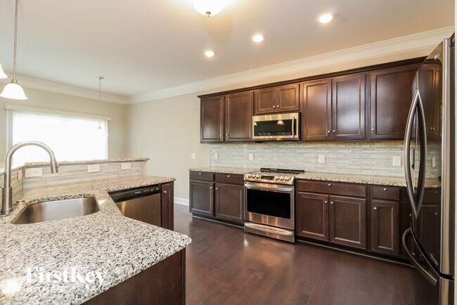Building Photo - 2207 Talon Dr