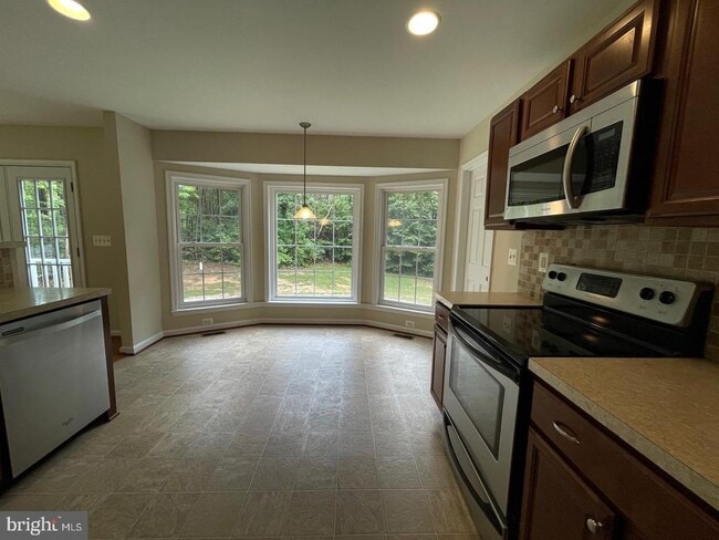 Building Photo - 2323 Valentine Dr