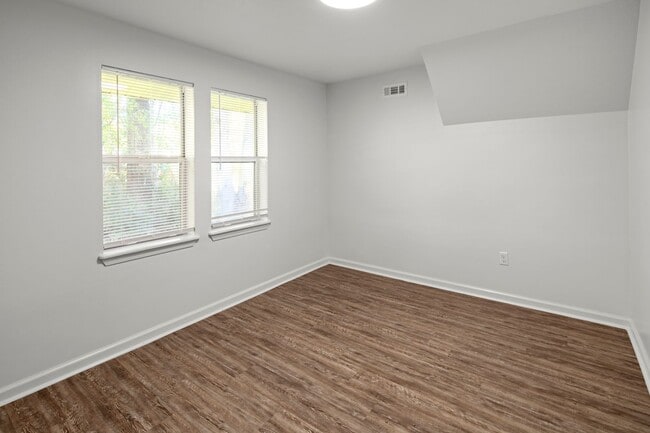 Building Photo - Updated Cottage on Haw Creek!