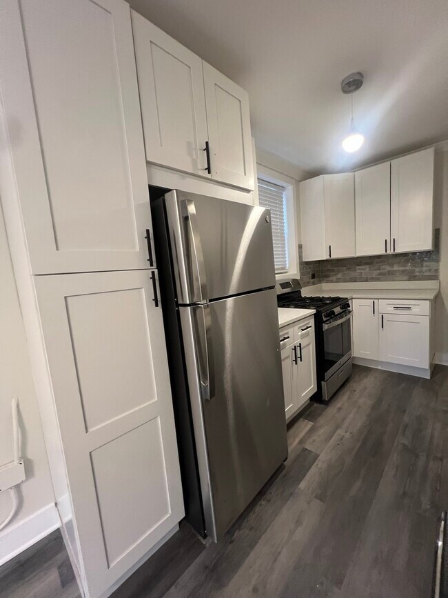 Building Photo - 3839 N Greenview Ave