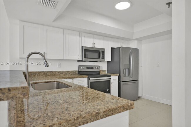 Building Photo - 520 Brickell Key Dr