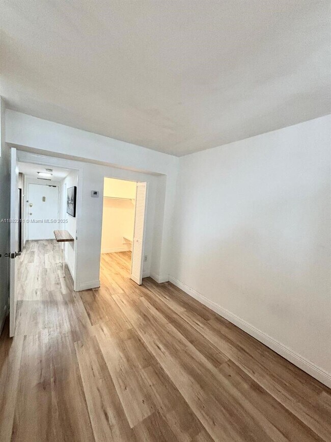Building Photo - 801 Brickell Bay Dr