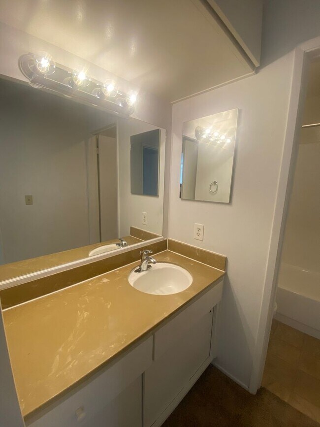 Building Photo - $500 MOVE IN SPECIAL!! One Bedroom Condo A...