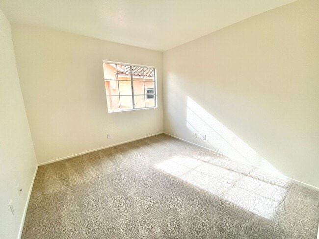 Building Photo - NEW PRICE! Spacious 3bdrm 2.5bath Condo w/2 car garage & private laundry hookups, community Pool ...