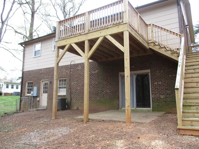 Building Photo - Brick house with 3 bedrooms, 2 baths and b...