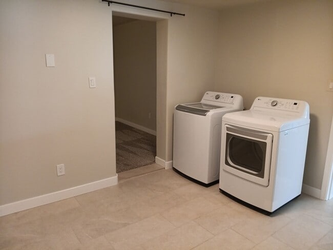 Building Photo - Stunning 4-bedroom 3-bathroom home in Santa Fe! Showings available NOW!