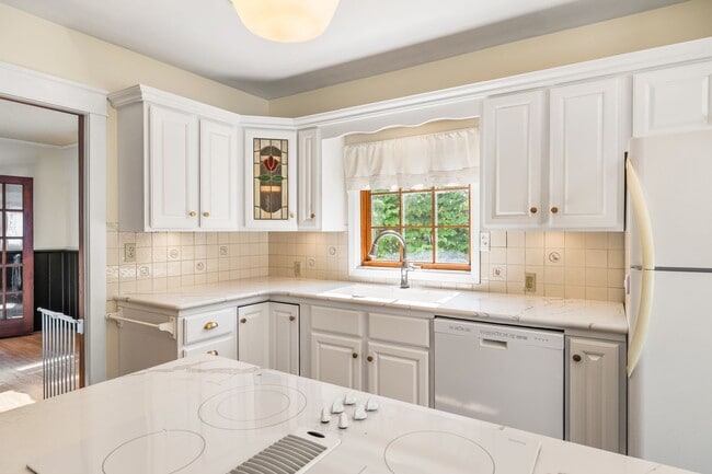 Building Photo - Charming 3 Bedroom, 2 Bath Home with Abund...