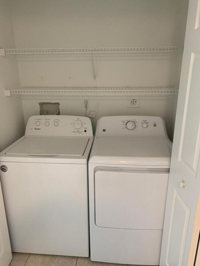 Building Photo - 15-305 1BED/1 DEN/1BATH