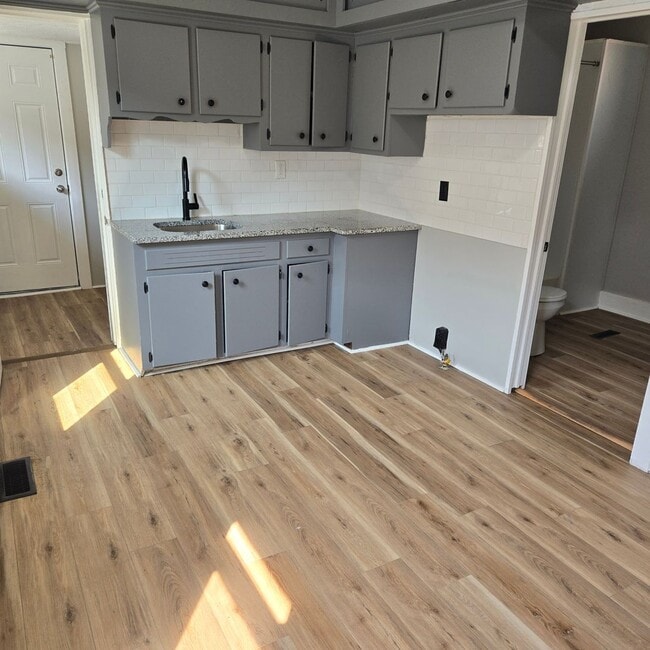 Building Photo - 3 Bed Single Family with Huge Kitchen and ...