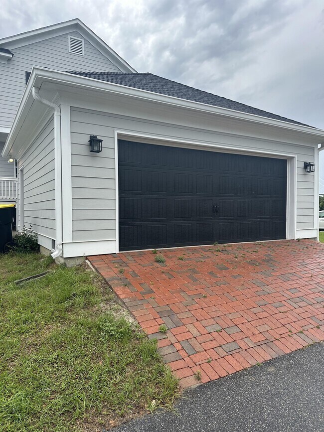Building Photo - 407 Reserve Way
