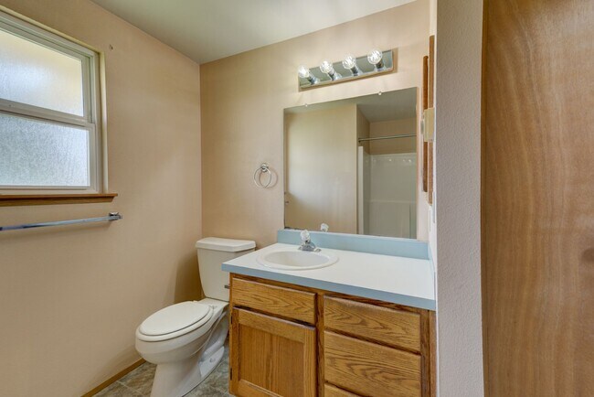 Building Photo - 3 Bed 2 Bath House with all new flooring!