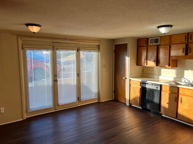 Building Photo - 110 Lyons St