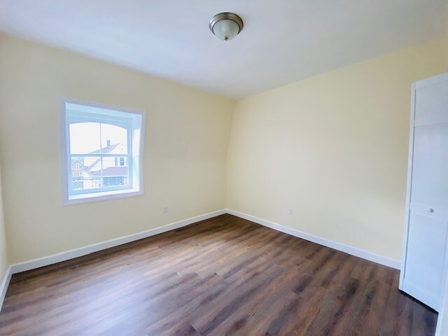 Building Photo - 272 William St