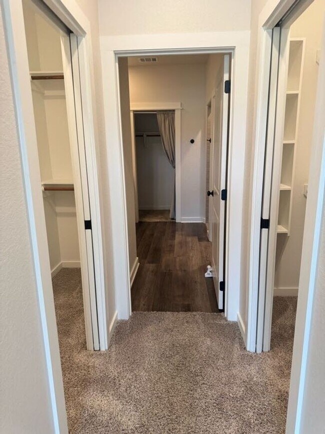 Building Photo - Immaculate Townhome Minutes from Texas A&M