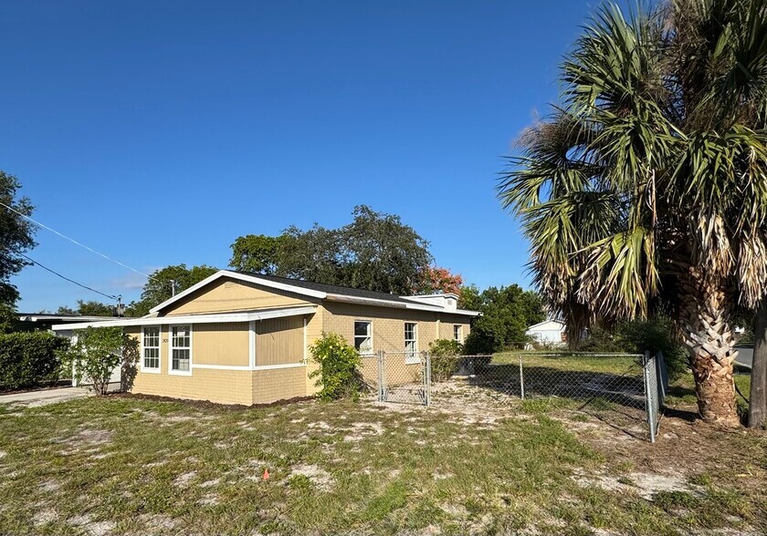 Building Photo - 2420 Edwin St NE