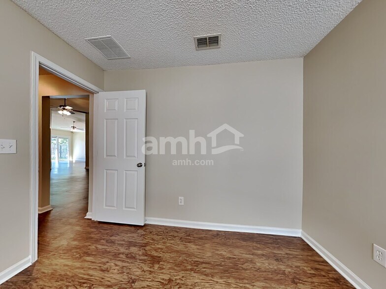 Building Photo - 840 Mackenzie Cir