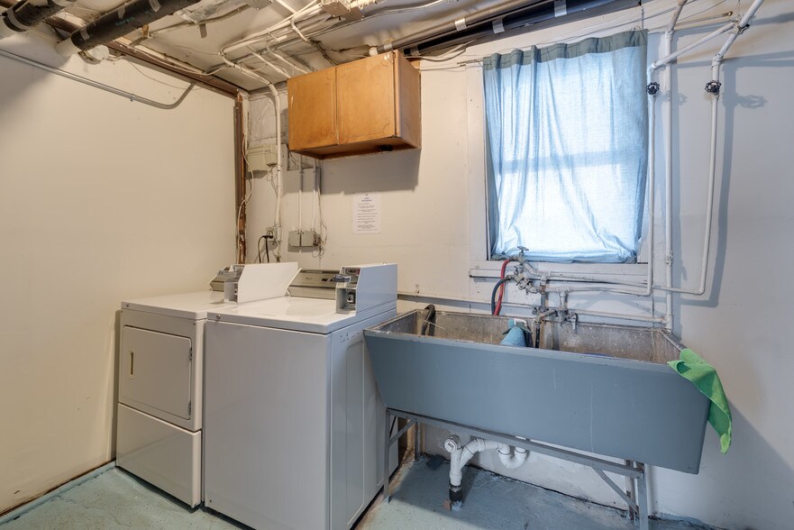 Shared Laundry - 812 Beloit Ave