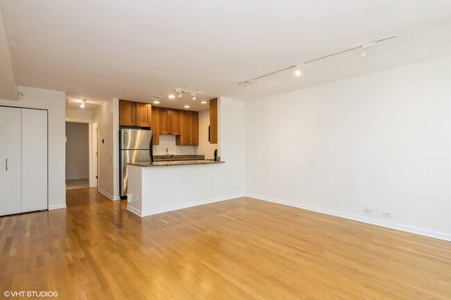 Building Photo - 2053 N Larrabee St