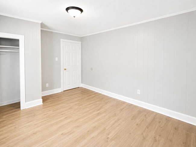 Building Photo - Bright 3-Bedroom Home with Covered Porch, Fireplace & Wooded Backyard