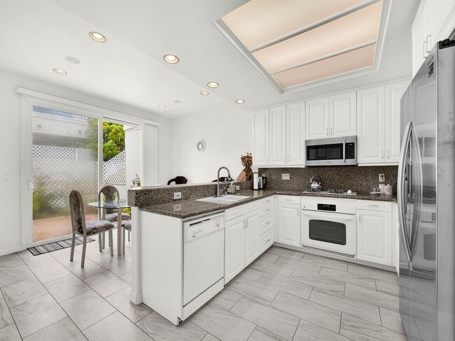 Building Photo - LOVELY POINTE AT MALIBU CONDO!