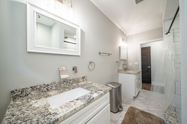 Building Photo - 4 bedroom/3 bath, 3711 sqft in Midtown!