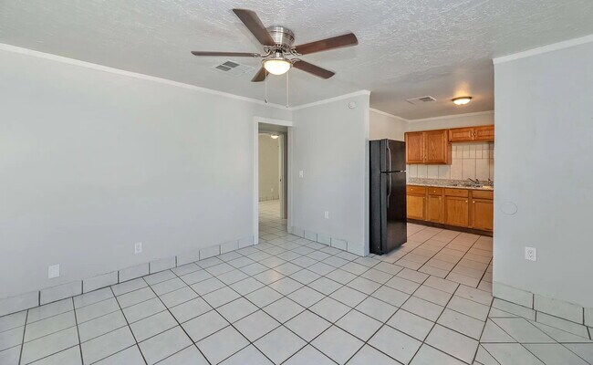 Building Photo - AFFORDABLE 2 BEDROOM HOME IN A CONVENIENT PHOENIX LOCATION OFFERING $250 GIFT CARD MOVE IN INCENTIVE