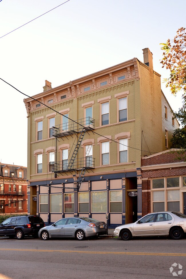 9 E University Ave 9 E University Ave Cincinnati OH 45219 Apartment