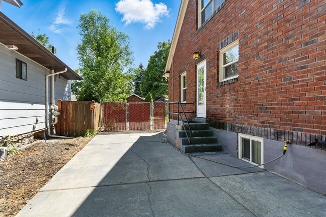 Building Photo - Gorgeous Brick Home Near Audubon Park