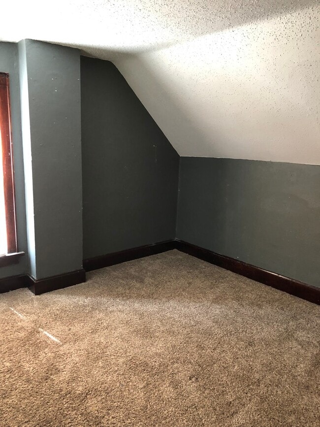 Building Photo - 3 bedroom/2 bath home