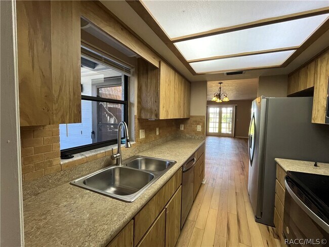 Building Photo - 790 E Gilchrist Ct