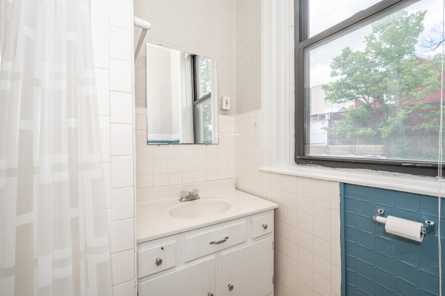 Building Photo - 120 Lyon St