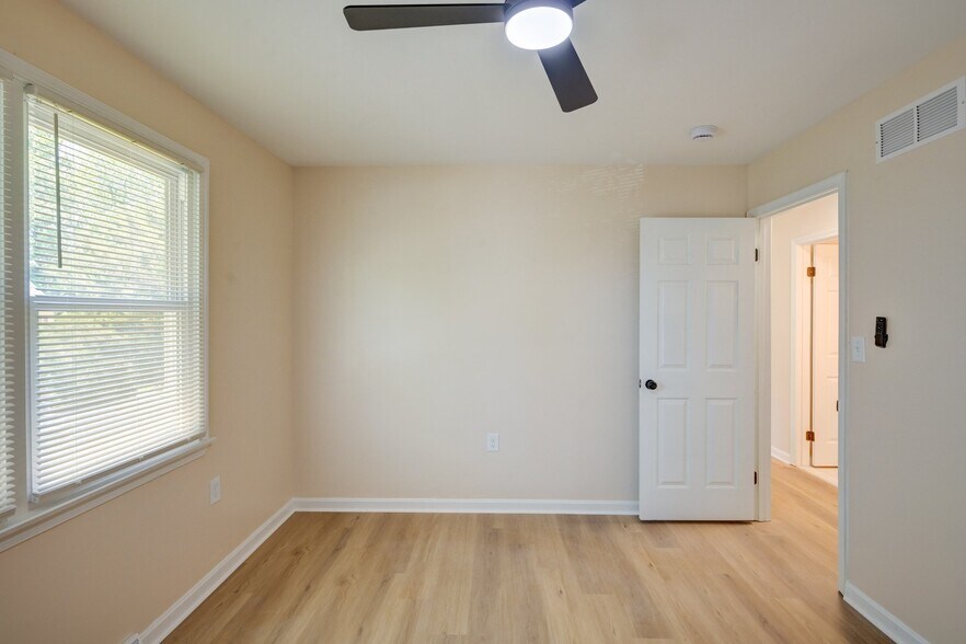 Building Photo - 3714 Pinewood Ave