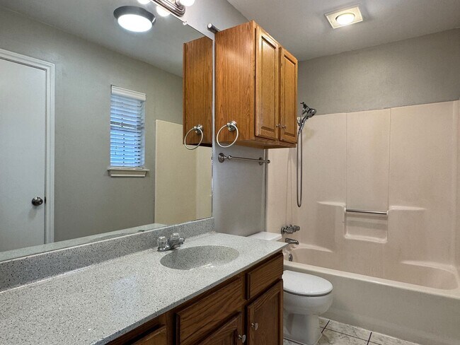 Building Photo - 411 Hickory Rd