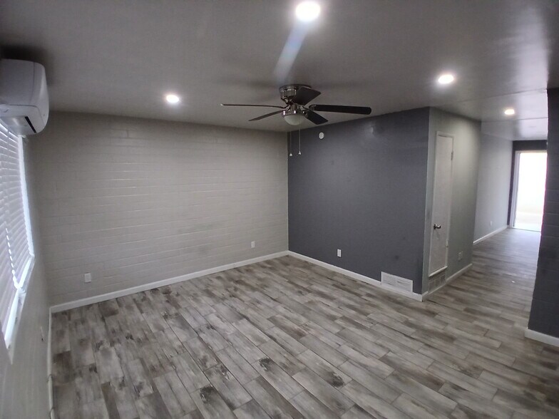 Building Photo - 2332 N Catalina Ave