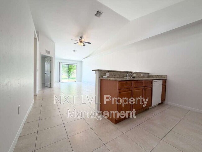 Building Photo - 842 SW 39th Terrace