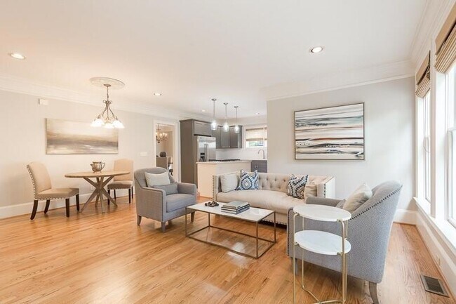 Building Photo - 1106 McLynn Ave NE