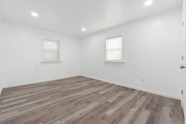 Building Photo - 156 Shepard Ave