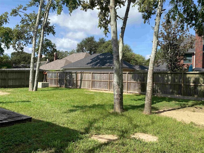 Building Photo - 623 Old Colony Dr