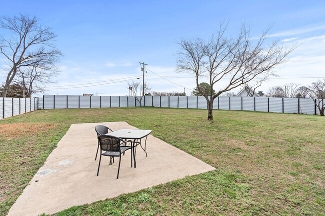 Building Photo - 102 Dogwood Ln