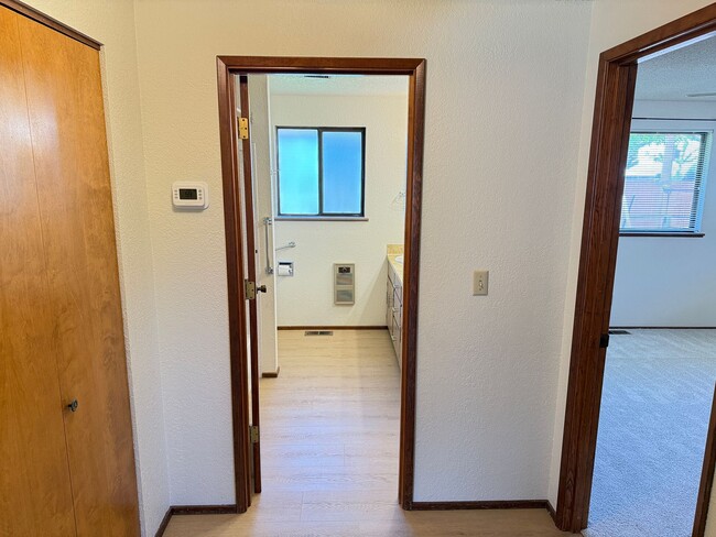 Building Photo - Well-kept house in desirable Thurston neighborhood!