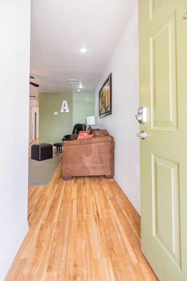 Building Photo - 800 Sherwood Dr