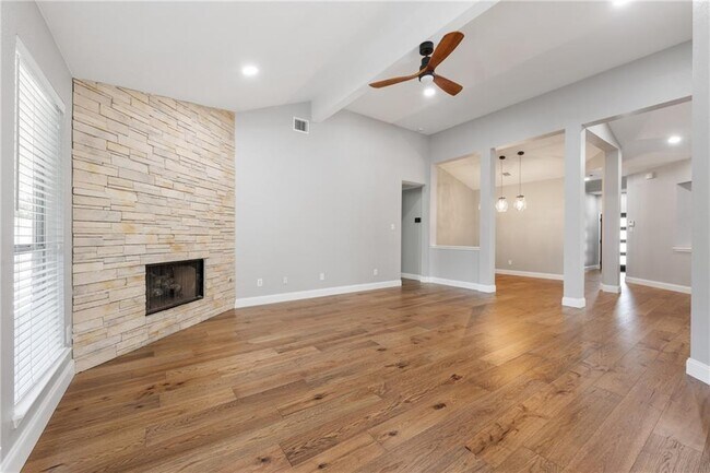 Building Photo - 1804 Camas Dr