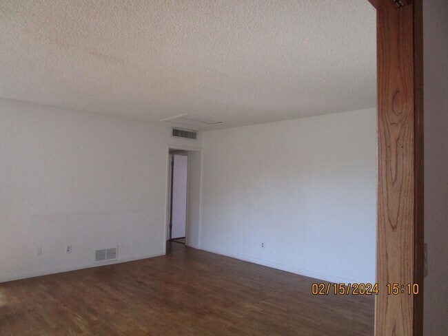 Building Photo - East Bakersfield Ready to Move In House wi...