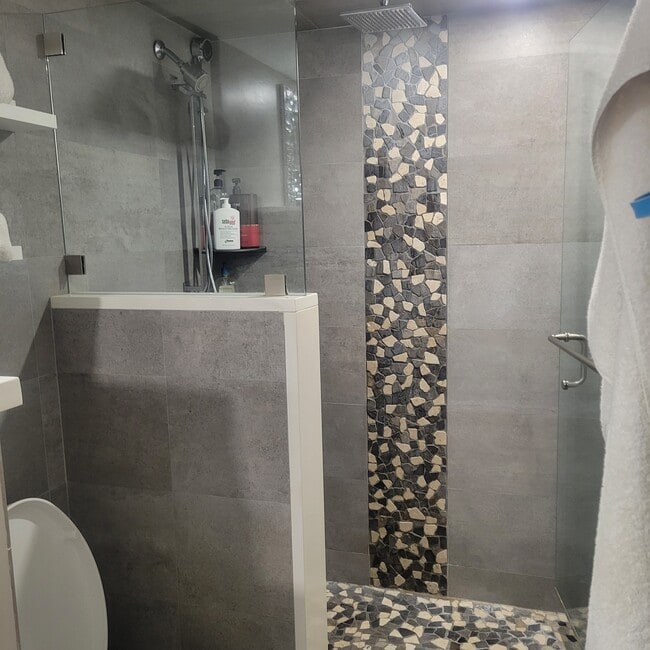 Building Photo - 825 Center St