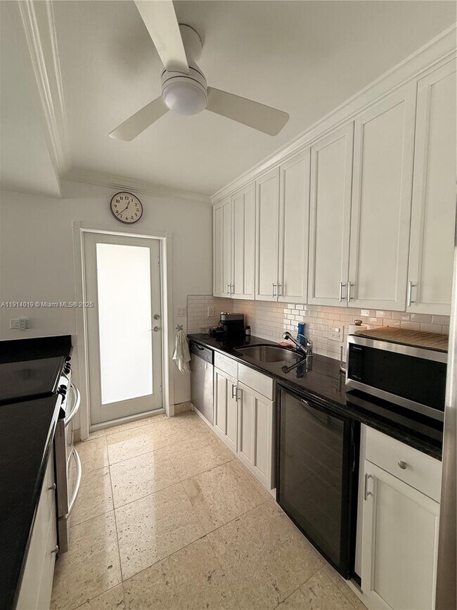 Building Photo - 180 Isle of Venice Dr