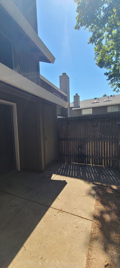 Building Photo - Very Nice 1bd/1bth Condo in gated complex w/ swimming pool!