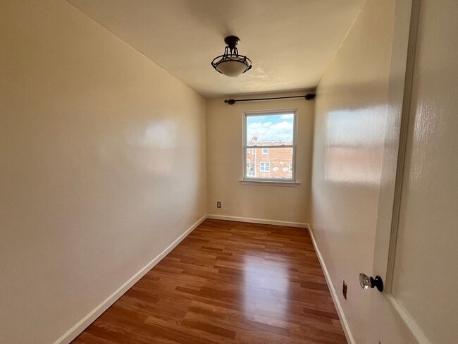 Building Photo - 3 bedroom 1 bath house