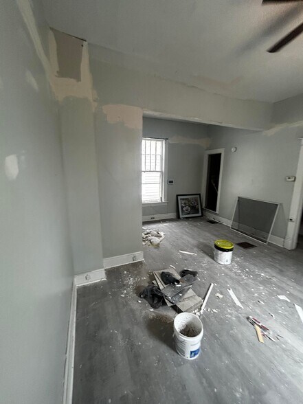 Building Photo - 5657 Roosevelt Pl
